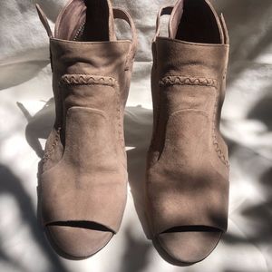 Beige/Taupe suede Vince Camuto heels size 5.5